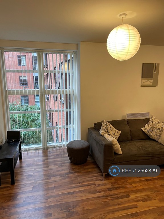 2 bedroom flat in The Quadrangle, Manchester, M1 (2 bed) (#2662429)
