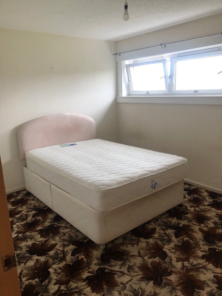 LOVELY ONE BEDROOM FURNISHED FLAT IN DALMUIR 