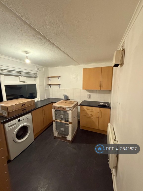 1 bedroom flat in Hornbeam Road, Buckhurst Hill, IG9 (1 bed) (#2642627)