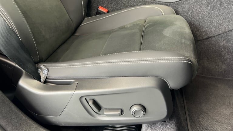 2025 Volvo XC40 Black Edition Plus, B3 Mild hybrid, Petrol (Rear Camera, BLIS) Estate Petrol Auto...