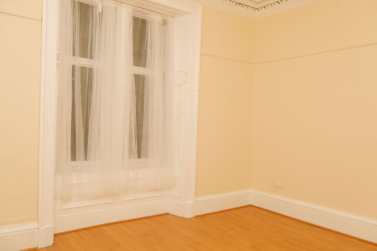 Newly Decorated 3-Bedroom Flat for Rent – Glasgow South Side