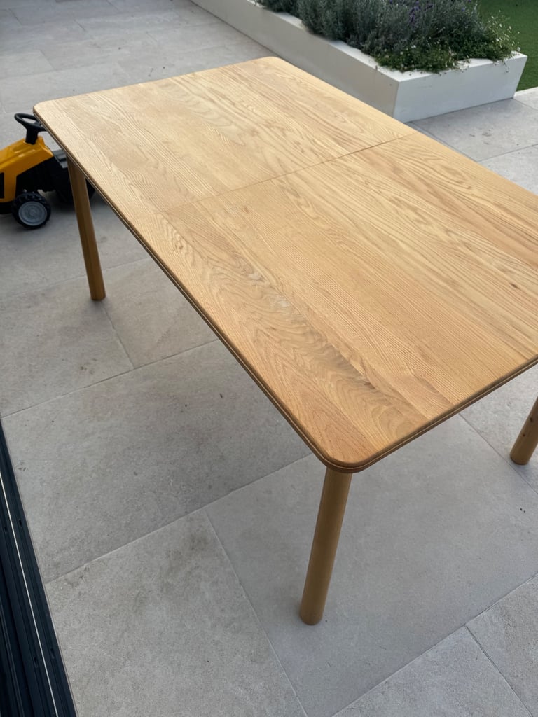 Extending dining table 