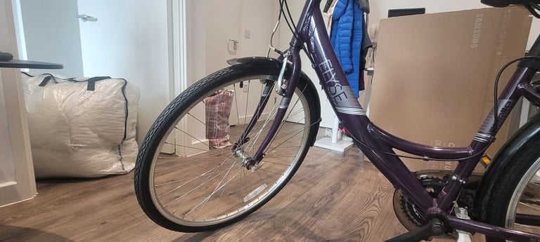 Apollo Elyse Women's Hybrid Bike. 16" Frame 700C Wheels. 21 Speed, in VGC