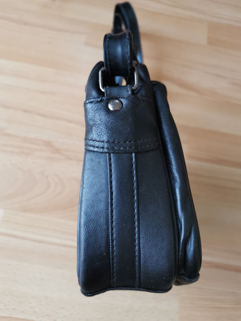 Genuine Leather Shoulder Bag~ 23cm x 16.5cm x 7cm ~Post available*