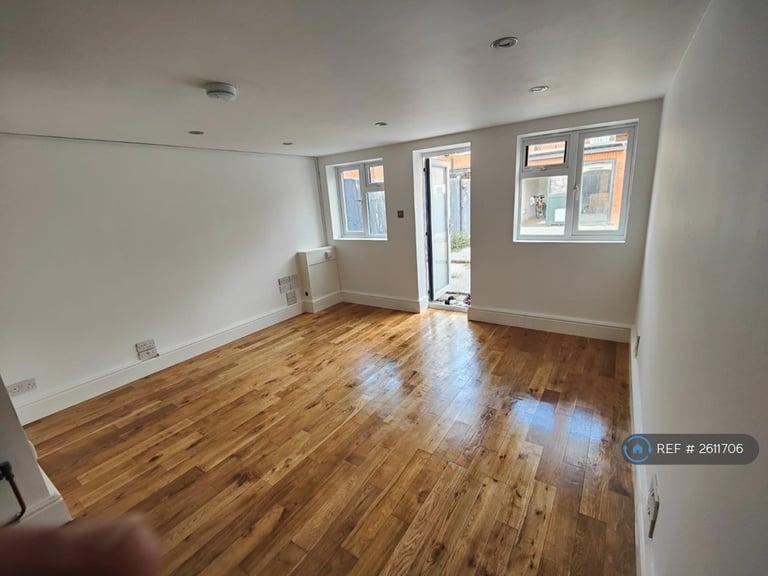 Studio flat in Garden Road, Walton-On-Thames, KT12 (#2611706)