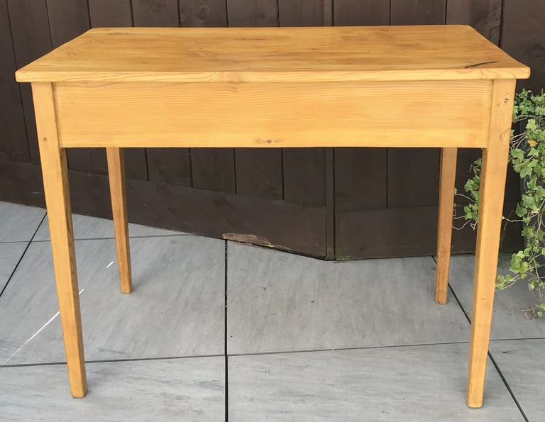 A VICTORIAN PINE SIDE TABLE