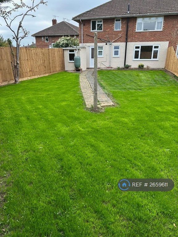 2 bedroom flat in Edinburgh Cresent, Bourne, PE10 (2 bed) (#2659611)