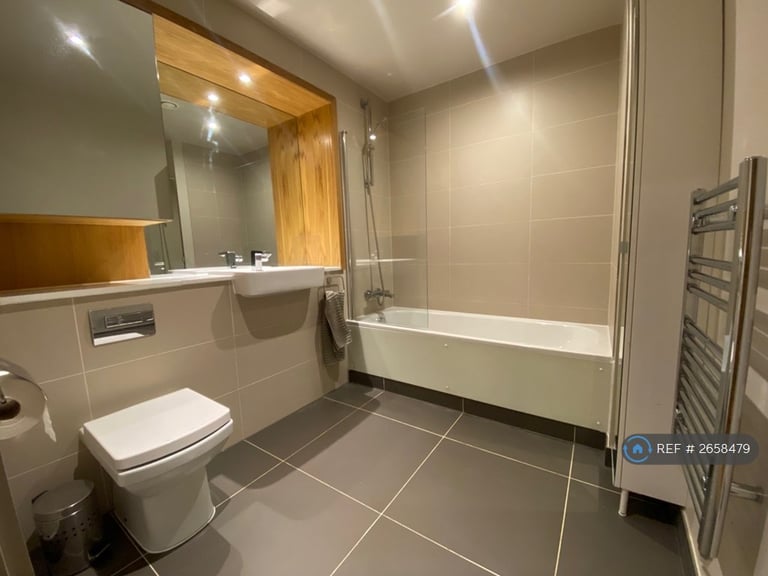 1 bedroom flat in The Crescent, London, SE8 (1 bed) (#2658479)