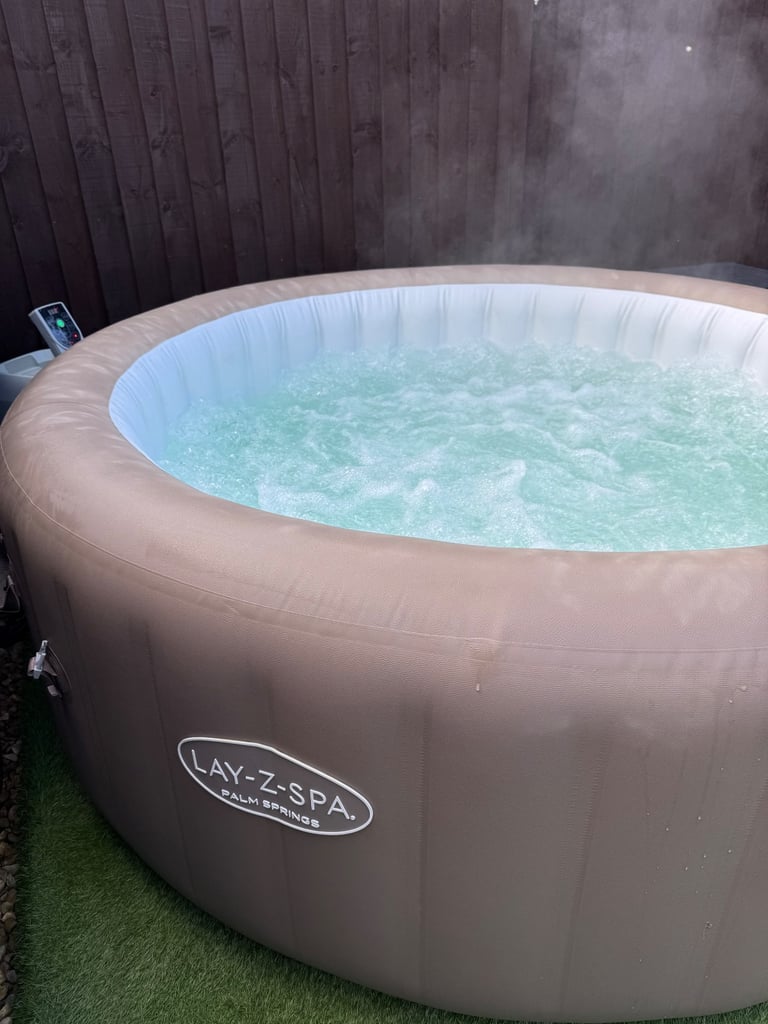 Lay-z-spa Palm Springs hot tub 