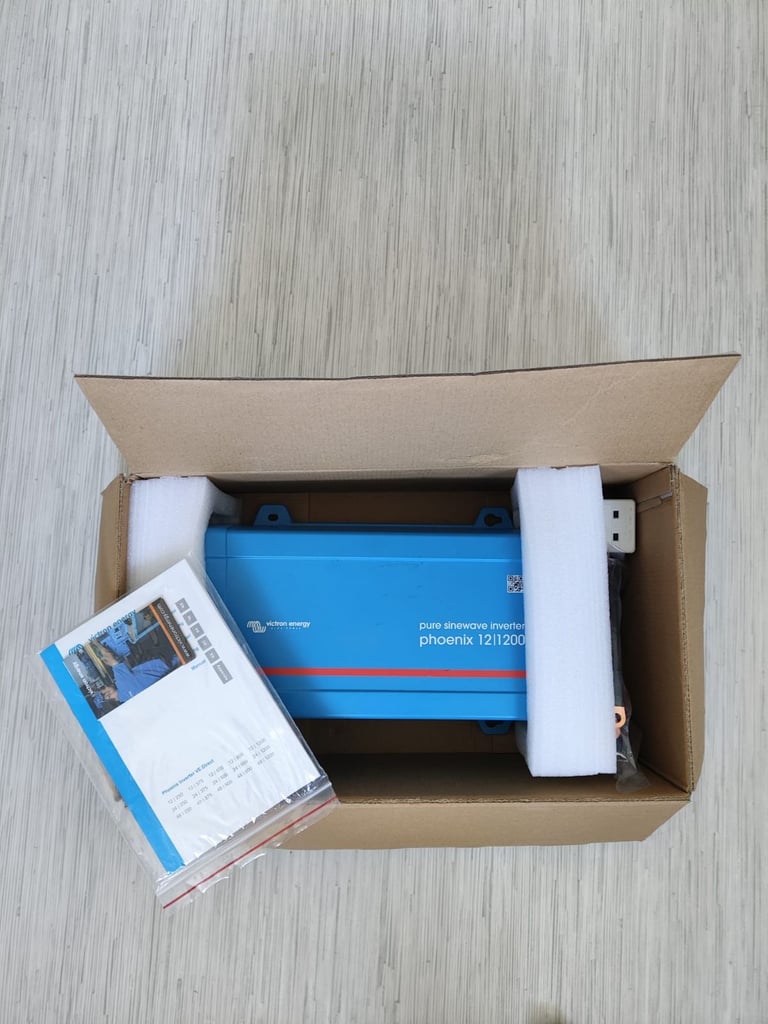 VICTRON PHOENIX BLUEPOWER 12v / 1200VA-1000W PURE SINEWAVE INVERTER PIN122121400