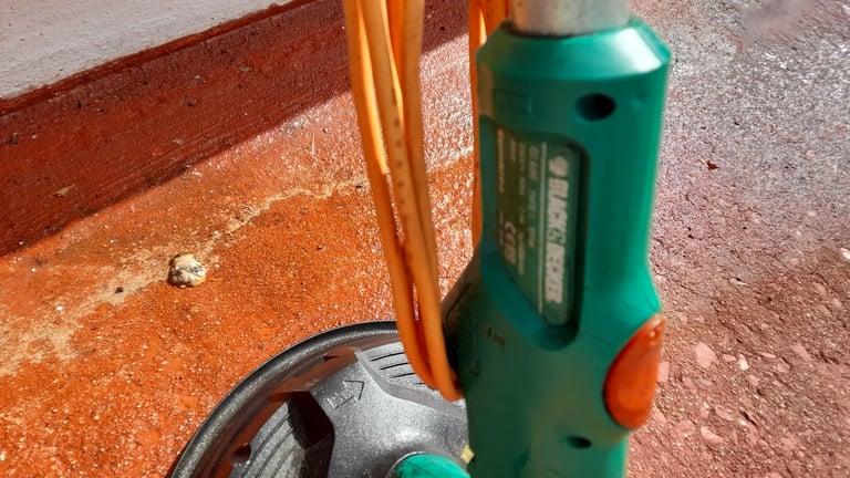 Black and Decker GL686 electric grass trimmer 550 watt. Cutting width 30cm