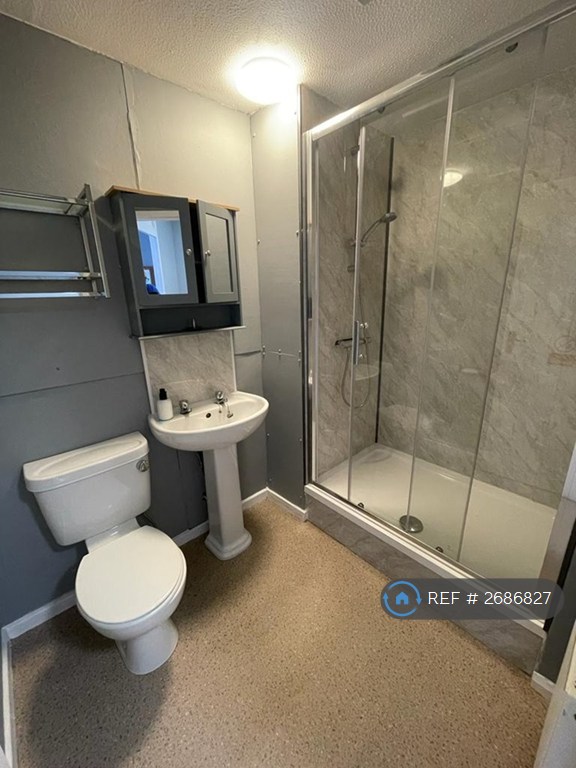 6 bedroom house in Barchester Close, Uxbridge, UB8 (6 bed) (#2686827)