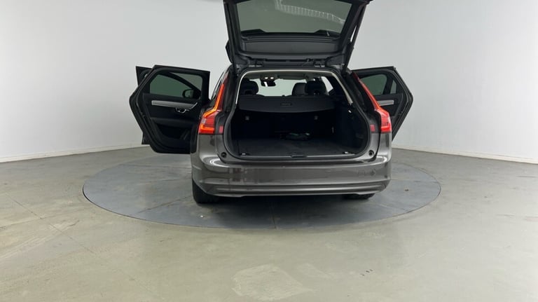 2021 Volvo V90 Momentum, B4 mild hybrid Estate Petrol Automatic