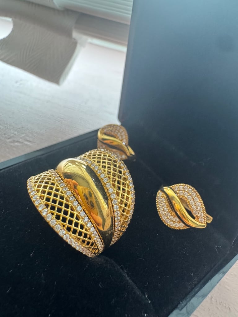 Brand new 21ct gold ring and earrings set 
