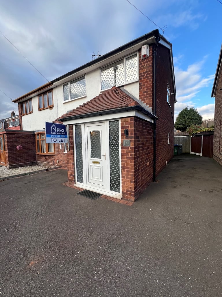 3 Bedroom Semi-Detached Home — Furnished – Wednesbury (WS10) Available now