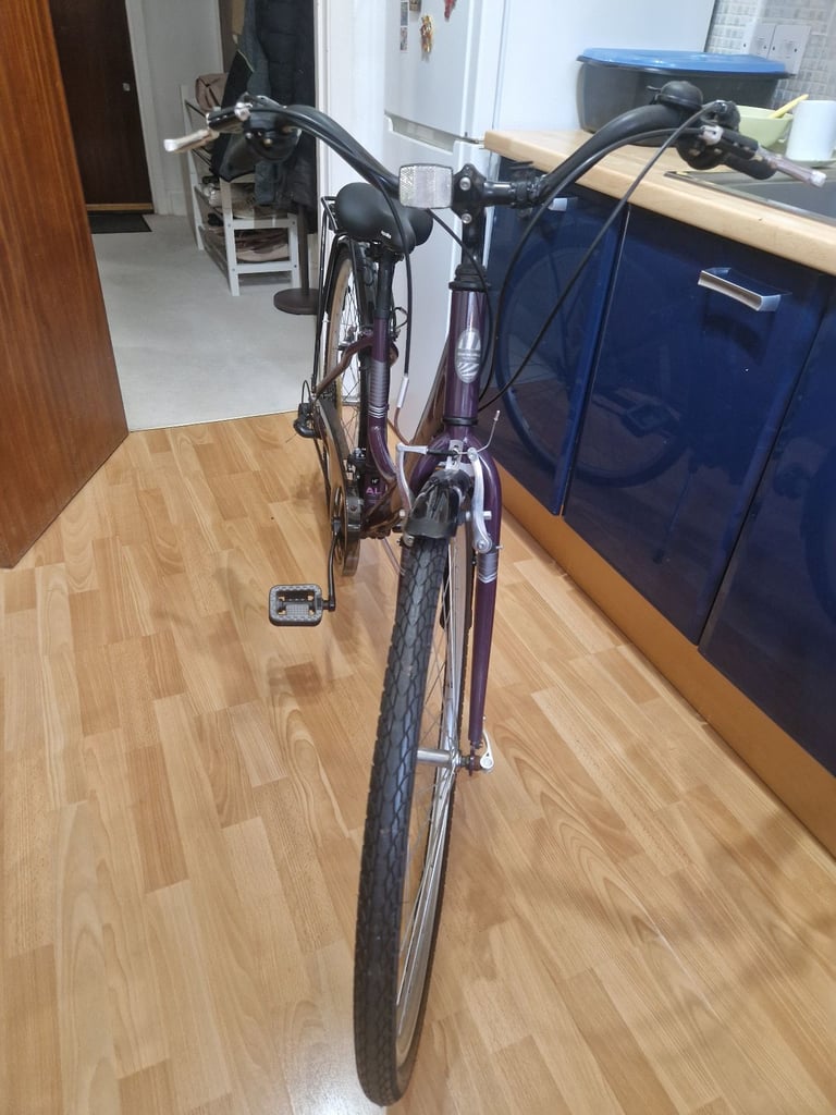 Apollo Elyse Women's Hybrid Bike. 16" Frame 700C Wheels. 21 Speed, in VGC