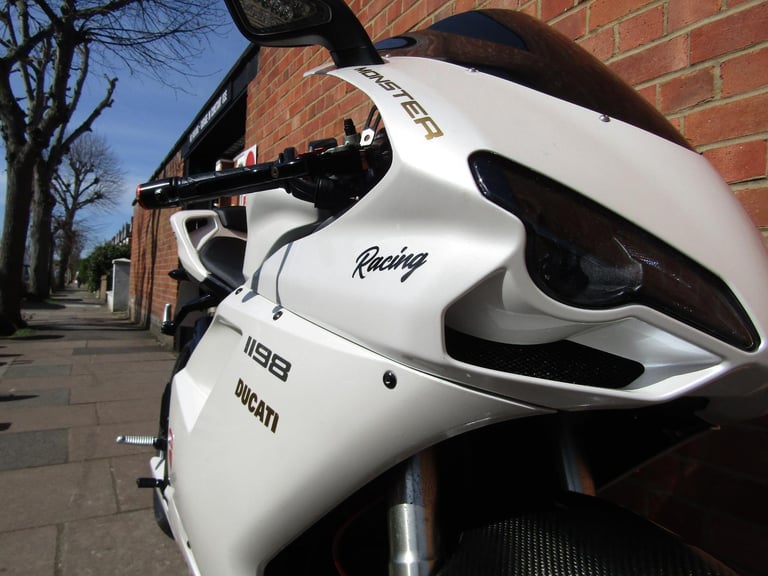 DUCATI 1198 S * PEARL WHITE * REDUCED * LOVELY BIKE * PLATE**EXTRAS**CARBON**