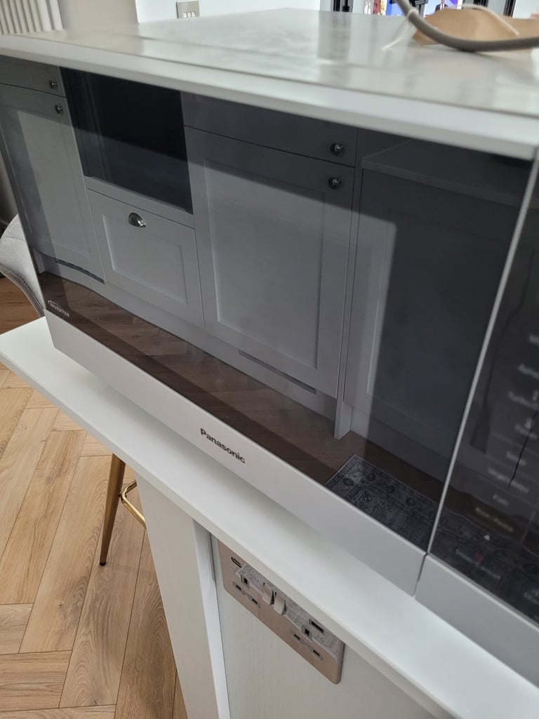 £40 Panasonic microwave model NNSF464MBPQ (faulty)