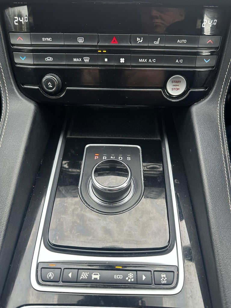 2017 Jaguar F-PACE 2.0 D 180BHP *** HUGE SPEC AWD R - SPORT EDITION *** AUTO