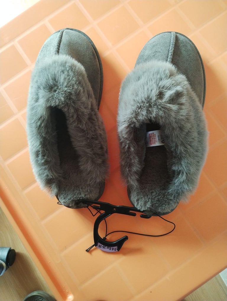Grey faux fur lined women's slippers. Size 5  - 6. Brand new