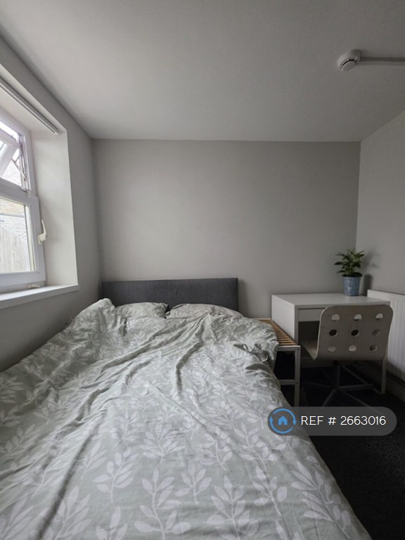 10 bedroom house in Cathays Terrace, Cardiff, CF24 (10 bed) (#2663016)