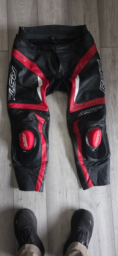 RST MOTORBIKE LEATHER JACKET & TROUSERS 