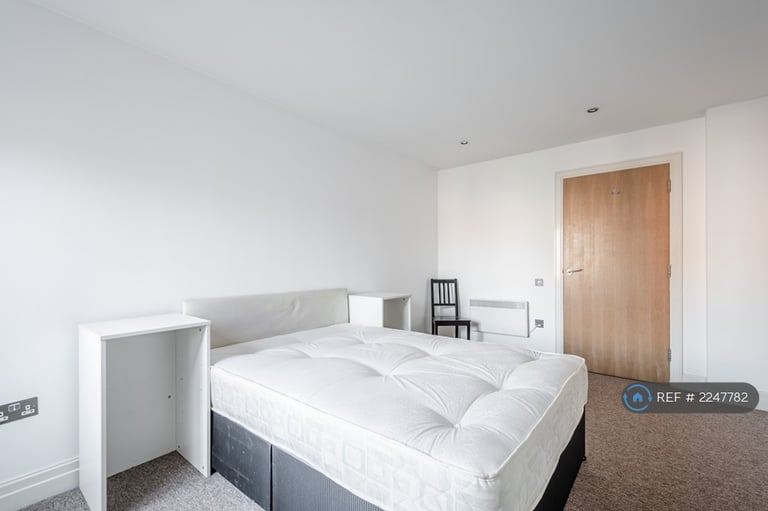 2 bedroom flat in Hoxton Square, London, N1 (2 bed) (#2247782)