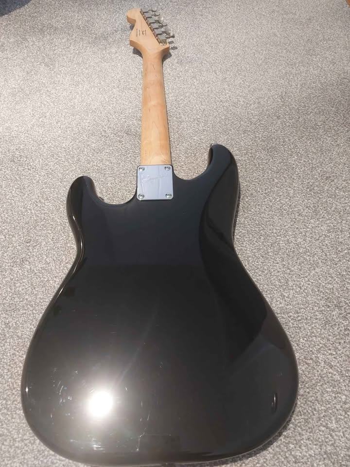 Black Fender Squier Stratocaster Mini in excellent condition