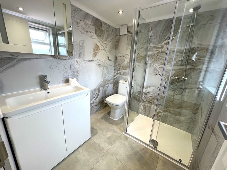 Out class spacious 5 bedrooms semi-detached house in Bakingside, Ilford --Company let allowed