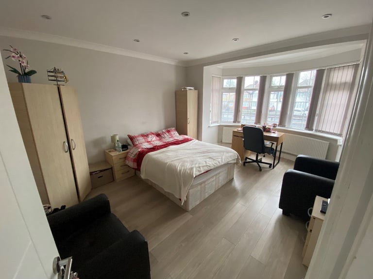 3 bedroom flat in GREAT NORTH WAY, HENDON, NW4 1PP