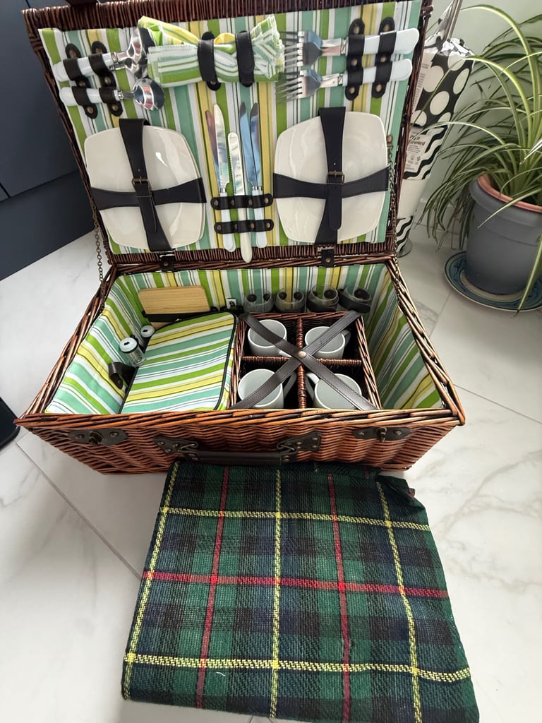image for Wicker Picnic basket 