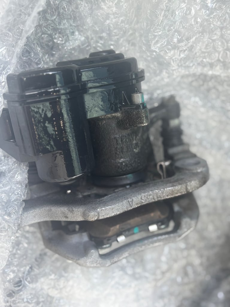 REDUCED : Quick Sale - Genuine NISSAN LEAF ZE1 Rear Left and right  Brake CalipersElectric 110kw