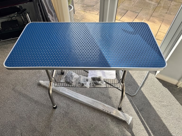 Dog grooming table 