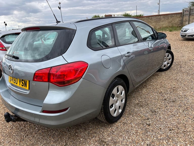 image for 2011 Vauxhall Astra 1.6 16V Exclusiv Sports Tourer Auto Euro 5 5dr ESTATE Petrol Automatic