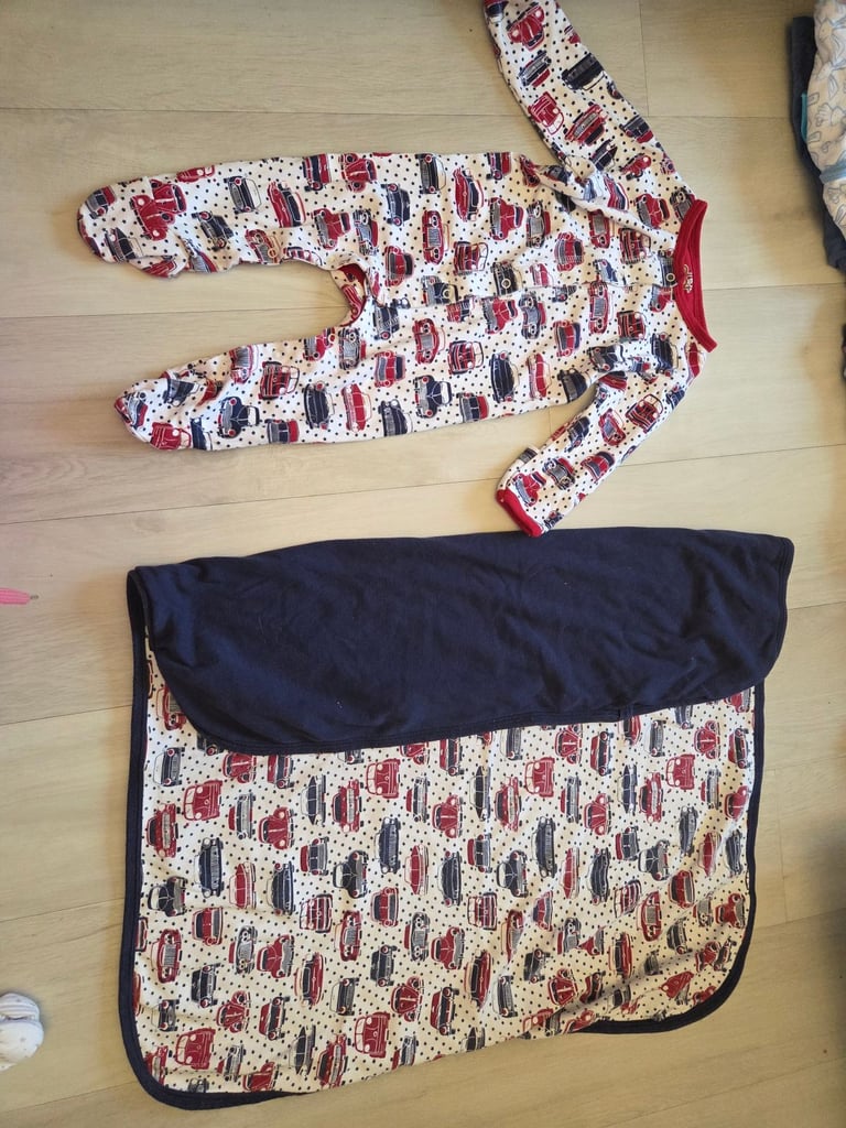 image for *ORGANIC COTTON* - Baby Long sleeve jumpsuit and blanket set  - cars - 6-12 months - like new 
