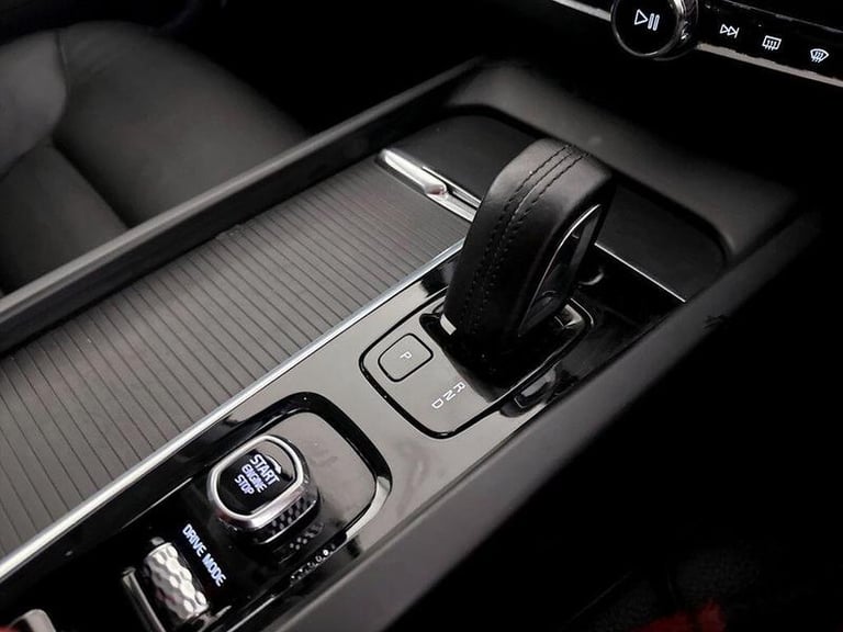 2020 Volvo XC60 2.0 B5 MHEV Momentum Auto Euro 6 (s/s) 5dr Automatic SUV Hybrid Automatic