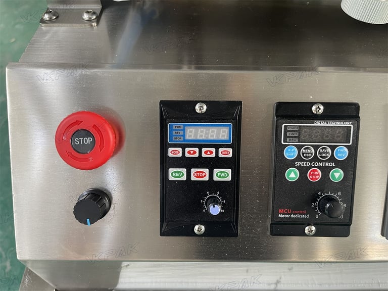 Automatic Tabletop Spray Cap Screw Capping Sealing Machine for Plastic Pet Glass Bottle