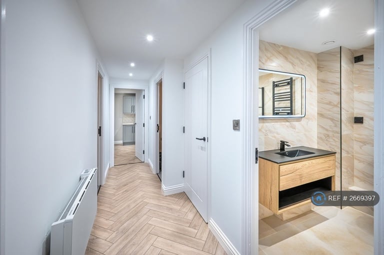 3 bedroom flat in Saltash Road, Swindon, SN2 (3 bed) (#2669397)