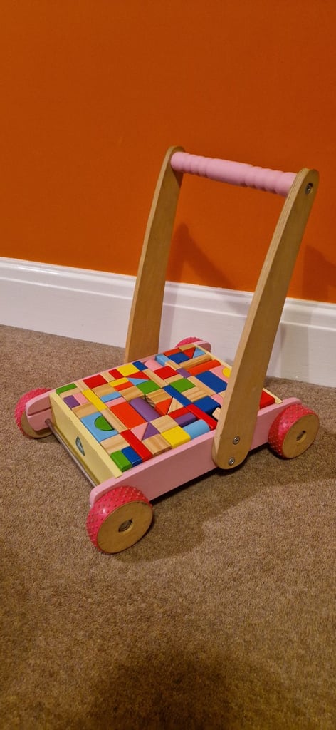 EARLY LEARNING CENTRE WOODEN PUSH ALONG TROLLEY WITH BRICKS. EXCELLENT.