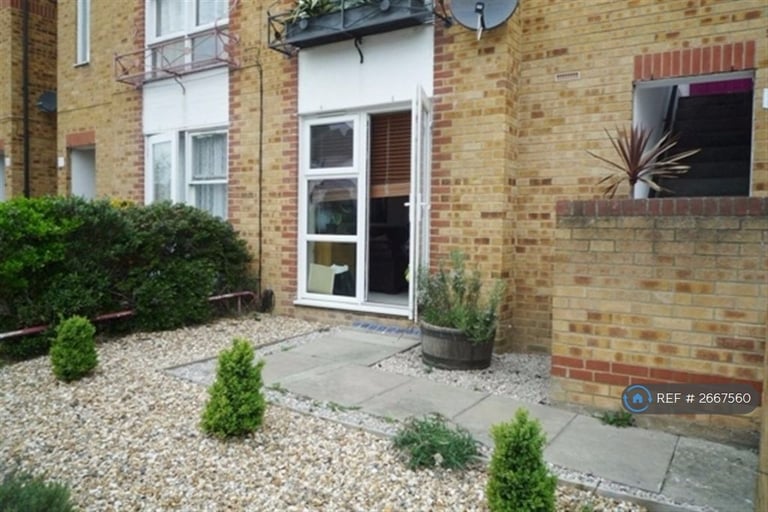 1 bedroom flat in East Road, Kingston Upon Thames, KT2 (1 bed) (#2667560)