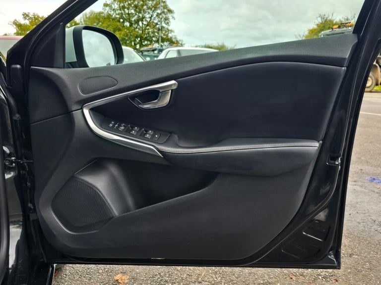 2017 Volvo V40 2.0 D2 R-Design Nav Plus Hatchback 5dr Diesel Manual Euro 6 (s/s) (120 ps) Hatchba...