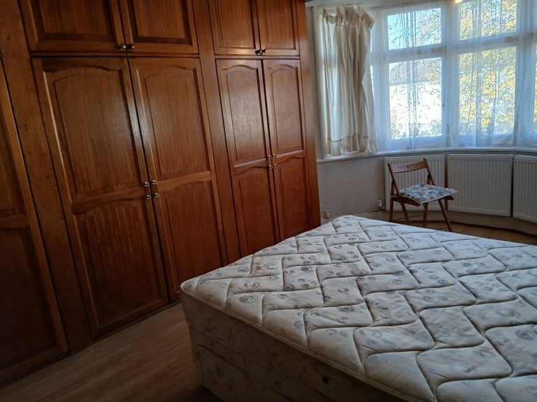 King size double room to share for 700 pounds per Month for two or three months.