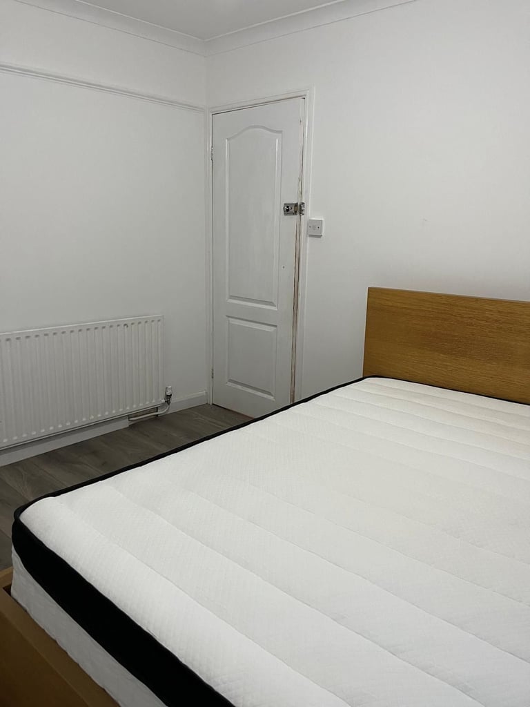 Large double room with garden access - All Bills included