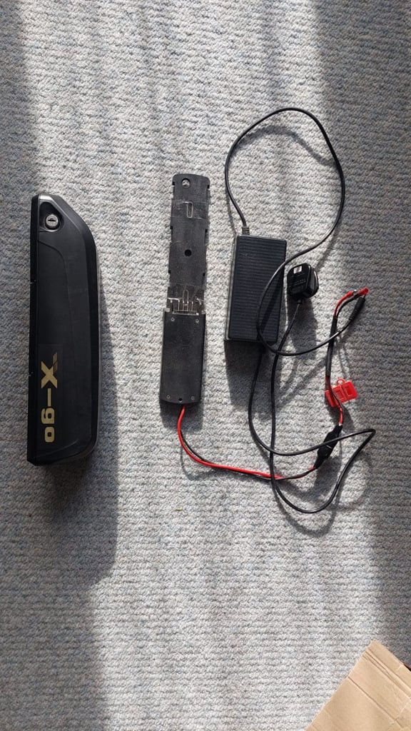 10amp 36V battery with mount and charger.