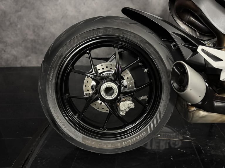 DUCATI STREETFIGHTER V2 2023