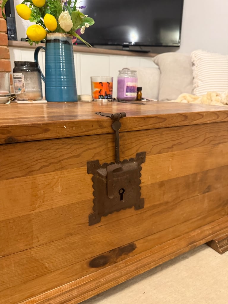Solid wood storage coffee table 