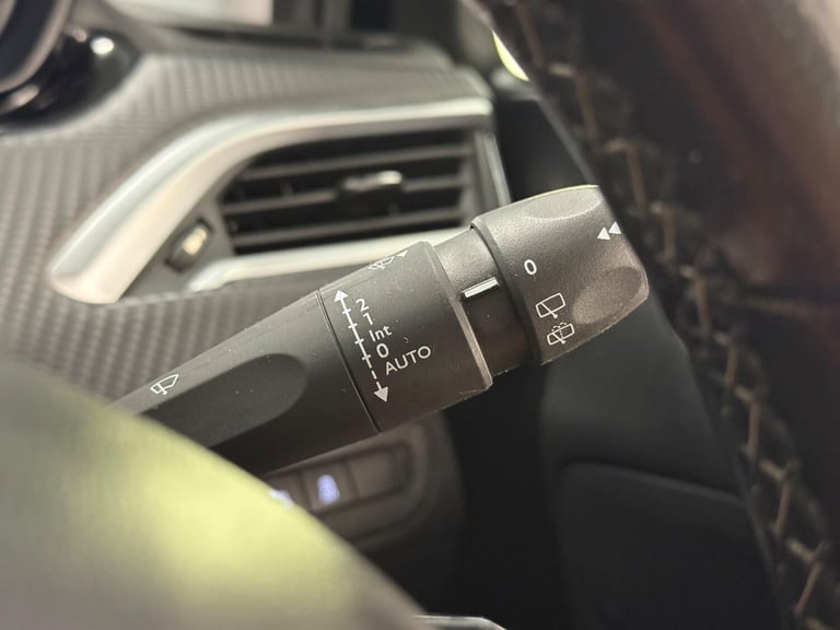 2017 Peugeot 208 1.2 Puretech Allure PETROL/MANUAL/5-DR