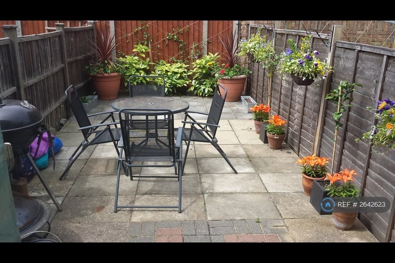 2 bedroom flat in Whitton Road, Twickenham, TW1 (2 bed) (#2642623)