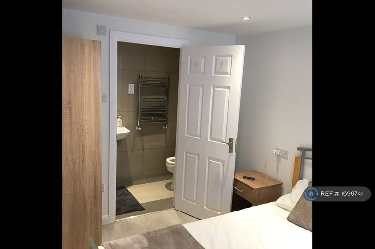 5 bedroom house in Pomfret Avenue, Luton, LU2 (5 bed) (#1698741)
