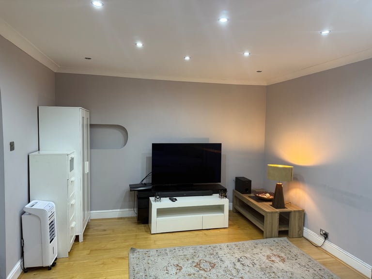 🌸 Master Twin Room for Rent – SL2 Area 🌸 for 2 occupants 